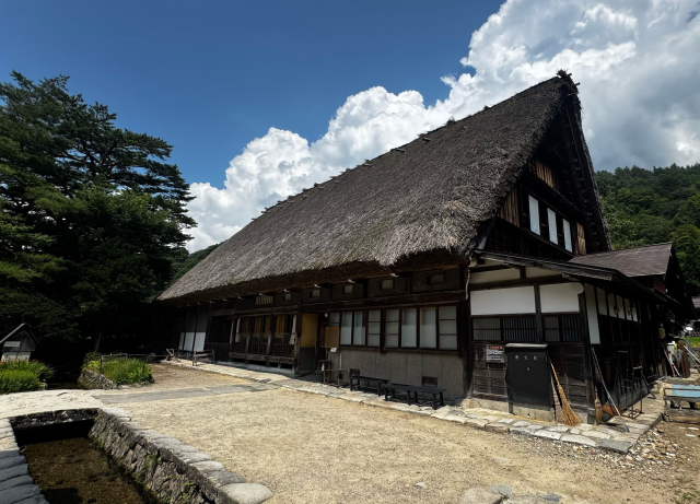 茅葺き屋根の建物