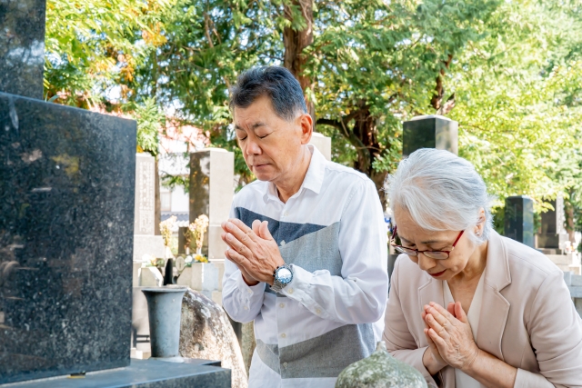 お墓参りをする人たち