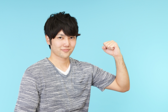 腕を曲げる男性
