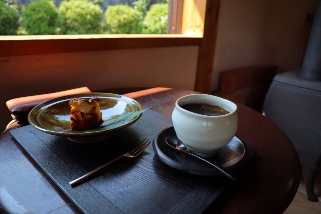窓辺のコーヒーとケーキ