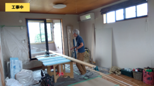 室内の窓の施工中