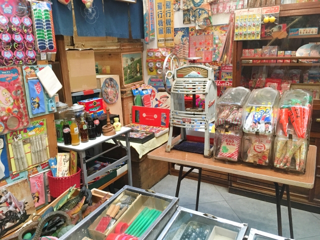 店内に並ぶ駄菓子